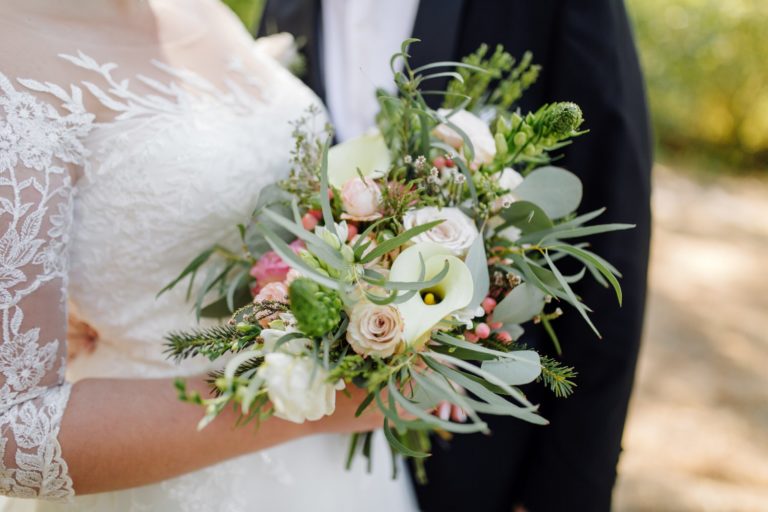 beau-bouquet-mariage-fleurs_1328-3610