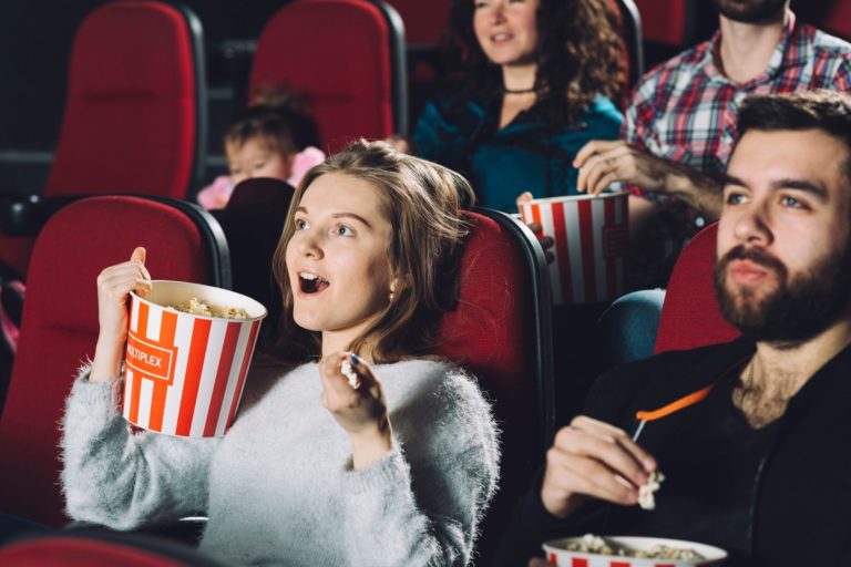 femme-excitee-regarder-film-au-cinema_23-2147803801
